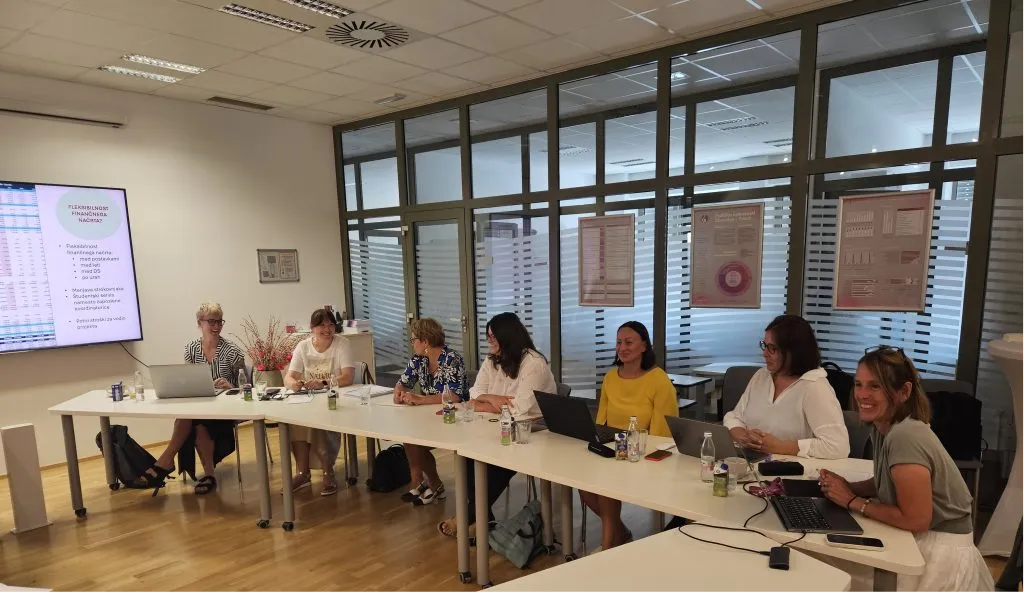 Predstavniki Zbornice – Zveze, Društva SOS telefon in Skupnosti CSD Slovenije na uvodnem delovnem srečanju ob uradnem začetku projekta.